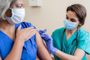 nurse giving vaccine | best states for registered nurses