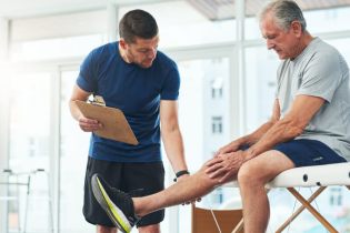 physical therapy malpractice | pt helping older client with knee