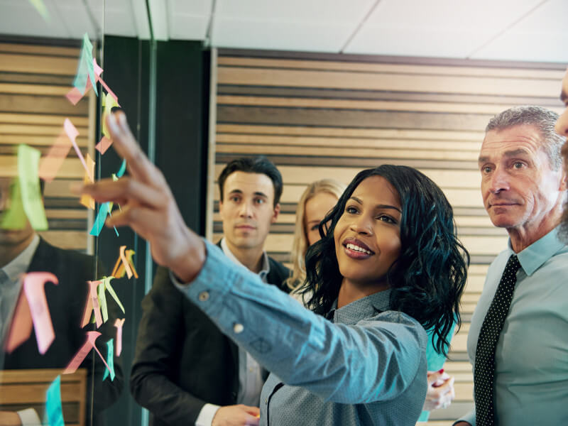 woman meeting with team displaying her entrepreneurial leadership qualities