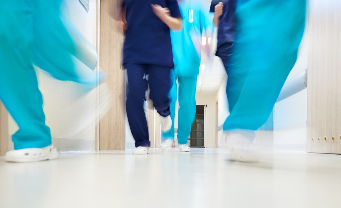 Hospital team running to an incident | Risk Management in Nursing | Berxi