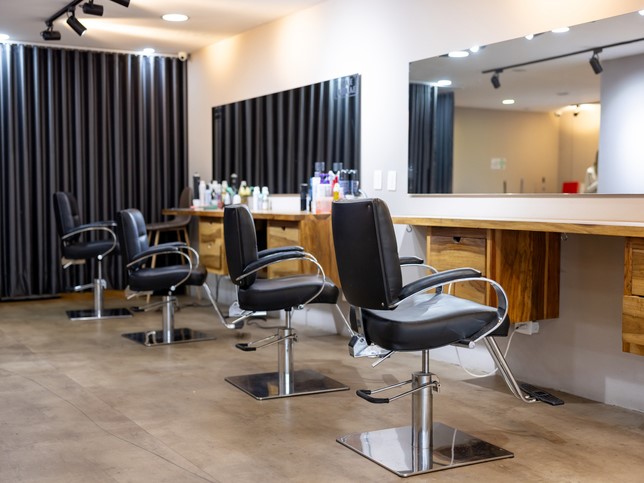 beauty salon with empty chairs | Cost difference between BOP vs GL